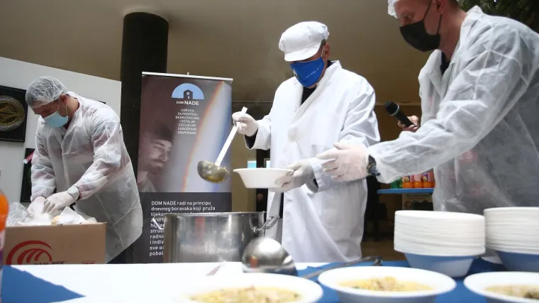 Milan Bandić skuhao je beskućnicima bakalar: Topli obrok mogli su pojesti u predvorju gradskog poglavarstva