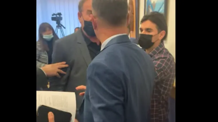 Hrvatskom zastupniku u BiH kolega u skup&scaron;tini čestitao Božić. Nije mu to ba&scaron; sjelo. Nasrnuo je na njega