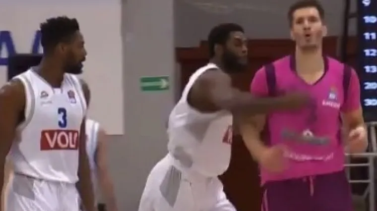 Amerikanac izgubio živce i udario protivničkog igrača nakon &scaron;to je ovaj efektno zakucao