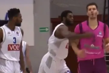 Amerikanac izgubio živce i udario protivničkog igrača nakon &scaron;to je ovaj efektno zakucao