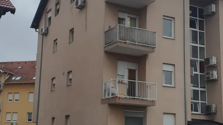 Gotovo potpuno izgorio stan u zagrebačkim Dugavama, susjedi zvali pomoć: 'Bračni par istrčao je na ulicu'