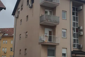 Gotovo potpuno izgorio stan u zagrebačkim Dugavama, susjedi zvali pomoć: 'Bračni par istrčao je na ulicu'