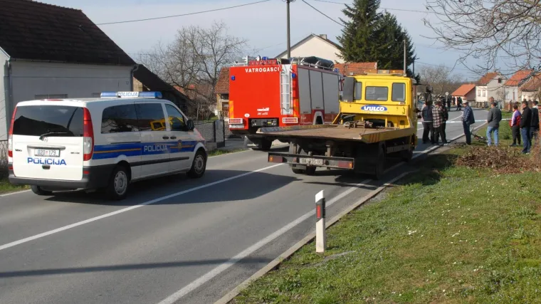 Te&scaron;ka nesreća u Kutini: Autom pre&scaron;ao preko žene koja je ležala uz rub ceste