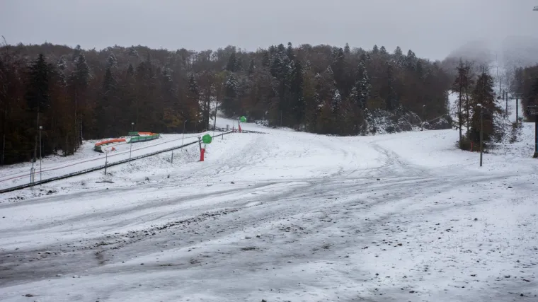 Pada obilna ki&scaron;a, u Istri tuča, a ponegdje se počeo stvarati i snježni pokrivač