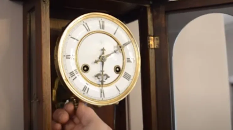 Kakav sretnik! Kupio zidni sat na buvljaku pa otkrio u njemu pravo bogatstvo