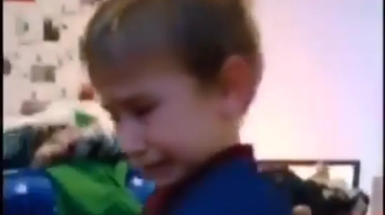 Pogledajte reakciju malenog navijača kada mu je Roma za Božić poklonila Džekin dres