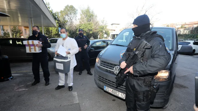 FOTO Duge cijevi: Pogledajte pod kakvim jakim osiguranjem se cjepivo razvozi diljem Hrvatske!