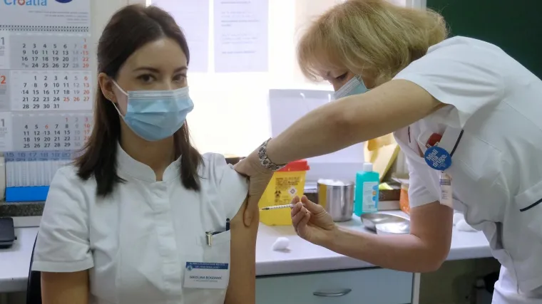 Cijepljeni prvi zdravstveni djelatnici! Markotić: 'To su na&scaron;i specijalizanti, na prvoj liniji borbe. Ovo je jedan optimističan dan'