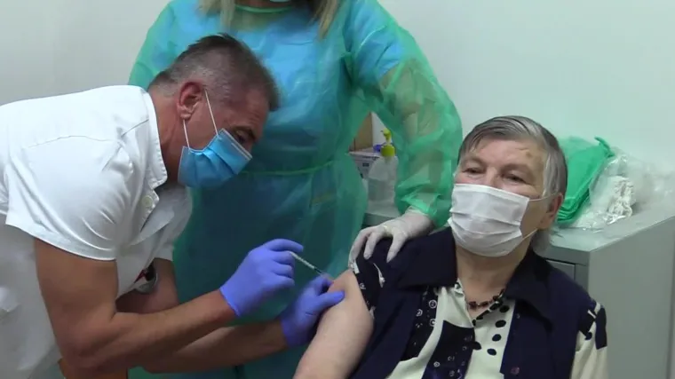 Liječnik i župan Milinović cijepio prvu osobu u Lici: 'Mali korak za Mariju, ali veliki za čovječanstvo'