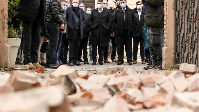 Milanović i Plenković u posjetu Petrinji, gradonačelnik očekuje već sutra par milijuna kuna pomoći: 'Ne znam ima li država te novce'