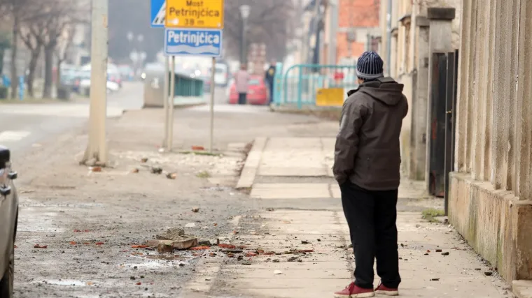 Petrinja je najvi&scaron;e pogođena potresom. Gotovo da nema zgrade, kuće, &scaron;tale ili garaže na kojoj se ne vidi rupa ili linija gdje nije napukao zid