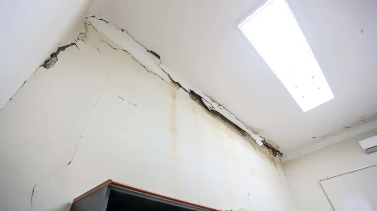 FOTO Zgrada Gradske uprave u Petrinji stradala u potresu, obi&scaron;ao ju je gradonačelnik