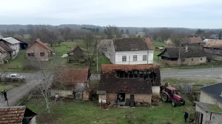 U Petrinji gotovo da nema zgrade koja nije o&scaron;tećena. Vatrogasci su do podneva imali vi&scaron;e od stotinu intervencija