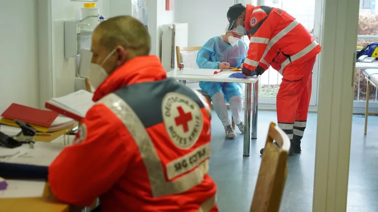 Osmero zaposlenika doma za starije slučajno dobili pet puta veću dozu Pfizerovog cjepiva