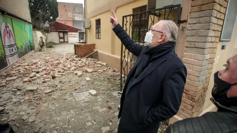 Neke kuće u Glini potpuno uništene; U Zagrebu prijete oštećeni dimnjaci