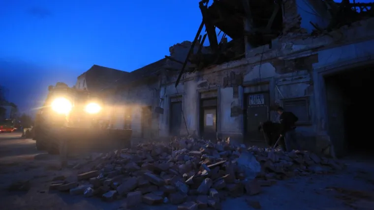 HGSS: 'Iz ru&scaron;evina smo izvukli dvije žive osobe, a prona&scaron;li smo i tri smrtno stradale osobe'