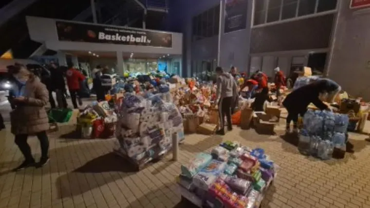 Pomoć Petrinji i okolnim mjestima stiže iz cijele Hrvatske! Građani &scaron;alju vodu, hranu, deke...