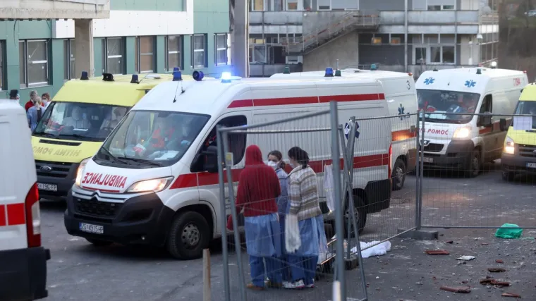 Kaos u Sisku: Ozlijeđeni iz Petrinje pohrlili do prve pomoći - gotovo potpuno uni&scaron;tene  sisačke bolnice