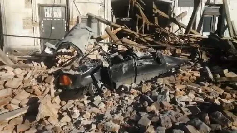 VIDEO Pogledajte stra&scaron;ne scene iz Petrinje! Dijete i mu&scaron;karca izvlačili iz zatrpanog auta, gradonačelnik potvrdio da je jedno dijete poginulo