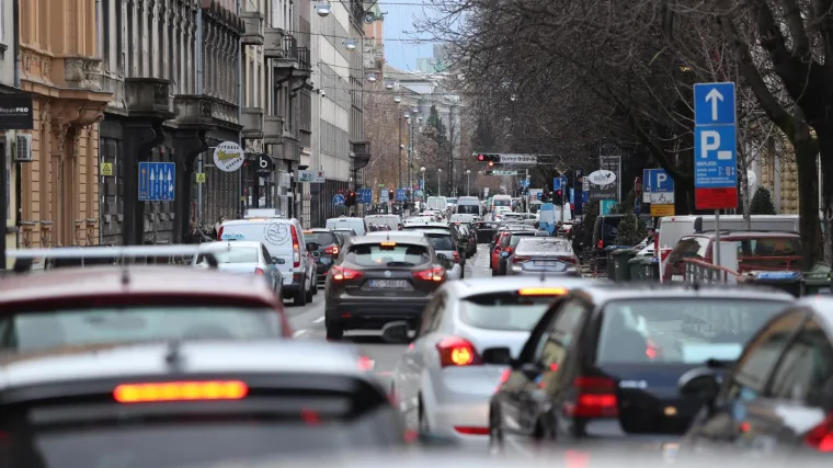 Apel Zagrepčanima: 'Maknite se s automobilima s prometnica jer hitne službe ne mogu proći'