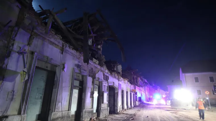 Zemlja se i dalje trese, građani na&scaron;li skloni&scaron;te u dvoranama