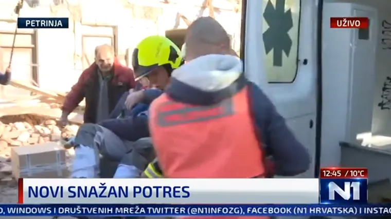 Nakon jako snažnog potresa cijeli grad je razru&scaron;en, vatrogasci izvlače ljude iz ru&scaron;evina