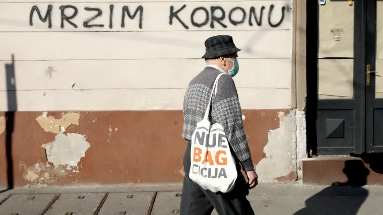 Ne ljubimo se, ne rukujemo, ne putujemo, kupujemo preko interneta, i nosimo maske. Kako je 2020 promijenila svijet