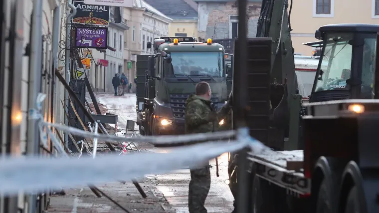 Fuchs: 'Na području Siska, Gline i Petrinje pet &scaron;kola potpuno neupotrebljivo'; Ćorić: 'Najveći dio kućanstava dobio struju'