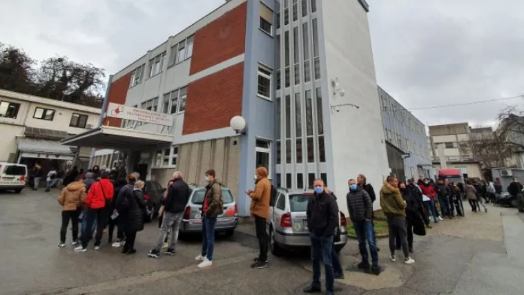 Jučer objavili da nedostaje zaliha krvi, danas od jutra red ispred Petrove 3!