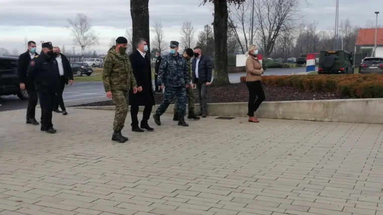 Predsjednik Milanović u posjetu pogođenim područjima: 'U vojarni nema vode'