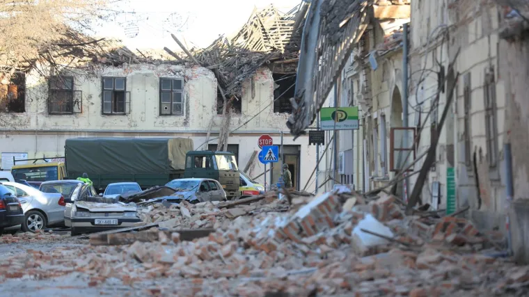 'Pale su na njega cigle s jedne zgrade i tko zna što još. Situacija je teška, bori se za život'