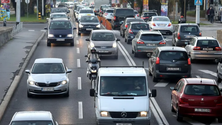 Vlada usvojila novu uredbu - očekuje se pojeftinjenje novih automobila
