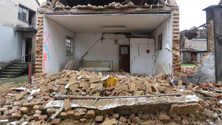 MEĐU RU&Scaron;EVINAMA: Neki provode noć uz vatru, a drugi sami popravljaju &scaron;tetu dok čekaju pomoć