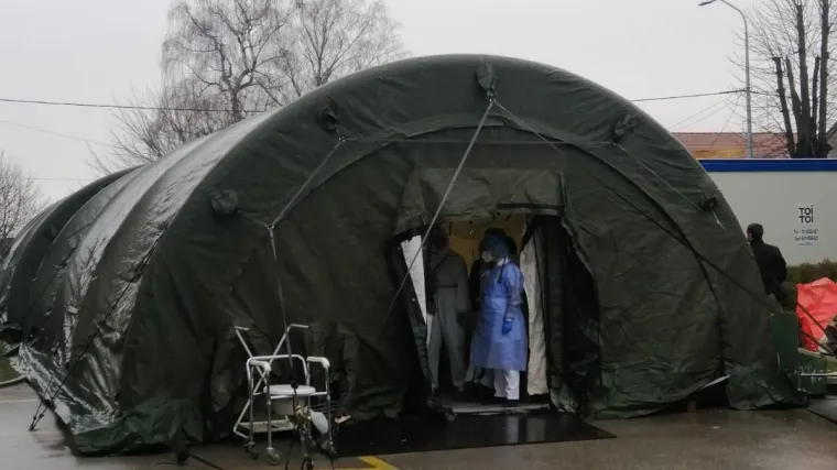 Ispred Sisačke bolnice postavljeni su grijani &scaron;atori