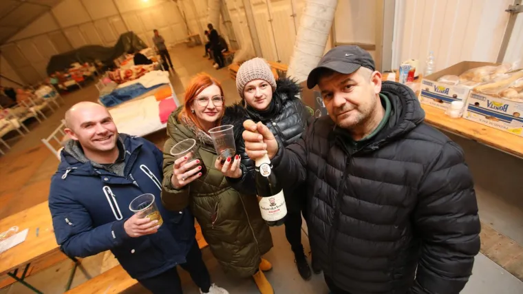 Doček u prihvatnom centru: Pogledajte kako su Novu godinu dočekali u Glini