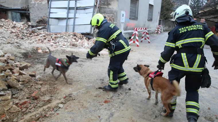 Trojica vatrogasaca ozlijeđena prilikom spa&scaron;avanja ljudi iz ru&scaron;evina, spasili su ukupno 30 ljudi