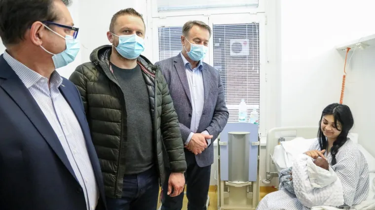 Župan Žinić posjetio prvu bebu i majci čestitao i u ime premijera: 'Pokazuje se zajedni&scaron;tvo u te&scaron;kim vremenima'