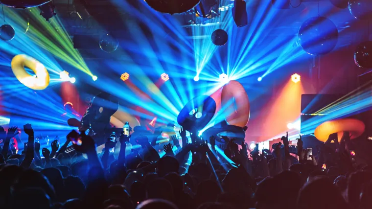 Policija upala na ilegalni party na kojemu je 'rejvalo' vi&scaron;e od 2500 sudionika: Zapalili auto i ozlijedili tri policajca