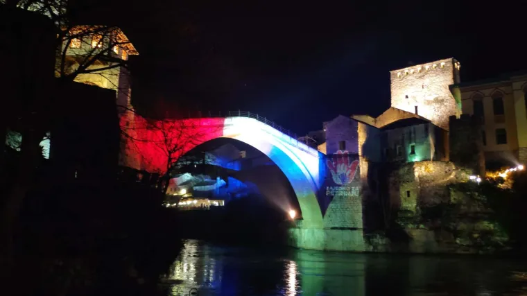 Prvi put u povijesti: Stari most u Mostaru osvijetljen bojama hrvatske zastave: 'Zajedno za Petrinju'
