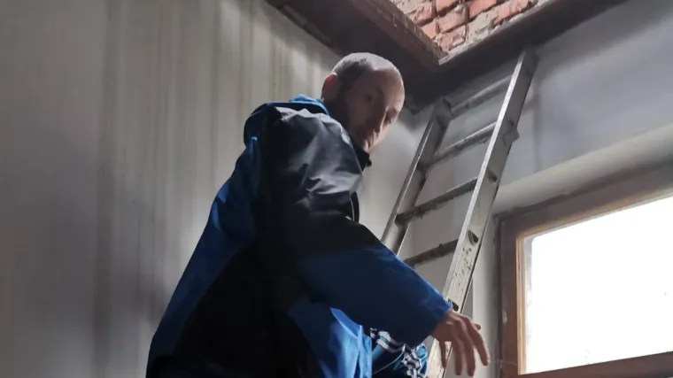 Njegova fotografija na kojoj se penje po ljestvama kruži internetom