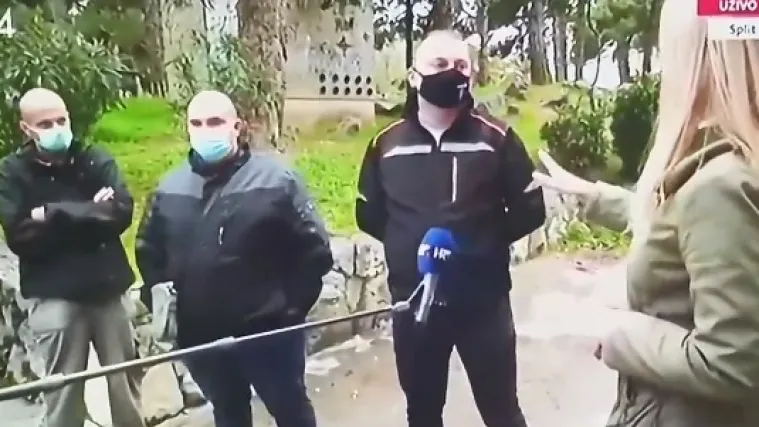 Jeste li vidjeli ovu snimku javljanja uživo u kojem novinarka prekida čovjeka koji je pitao gdje su kontejneri iz Gunje?