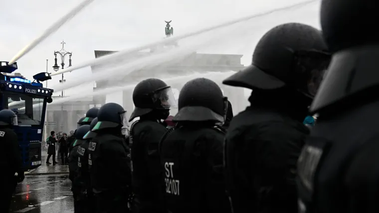 U borbu protiv mjera u&scaron;li i neonacistički huligani; 'To je trening za nasilje i obračune'