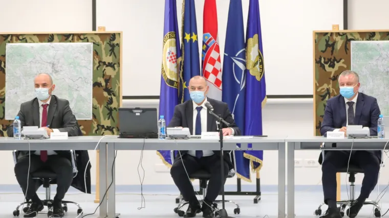 Nakon vi&scaron;esatne sjednice u Petrinji Medved poručio: Od ovog trenutka ovaj Stožer bit će aktivan 24 sata dnevno