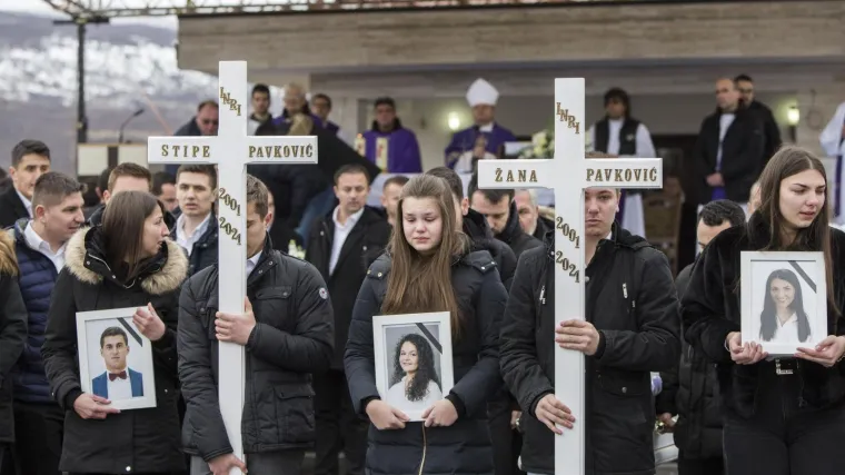 FOTO Hercegovina zavijena u crno: Prijatelji nose lijesove. Čuju se samo suze i jecaji