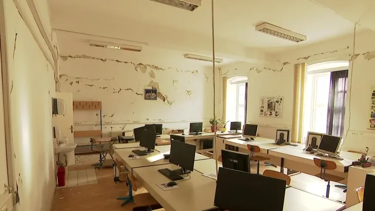 Klupe, bilježnice i laptopi pod ru&scaron;evinama. RTL Direkt je obi&scaron;ao sru&scaron;ene &scaron;kole u Banovini