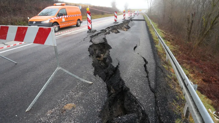 FOTO Nakon ki&scaron;a i potresa na cesti D1 kod mjesta Dubravci uru&scaron;ila se cesta!