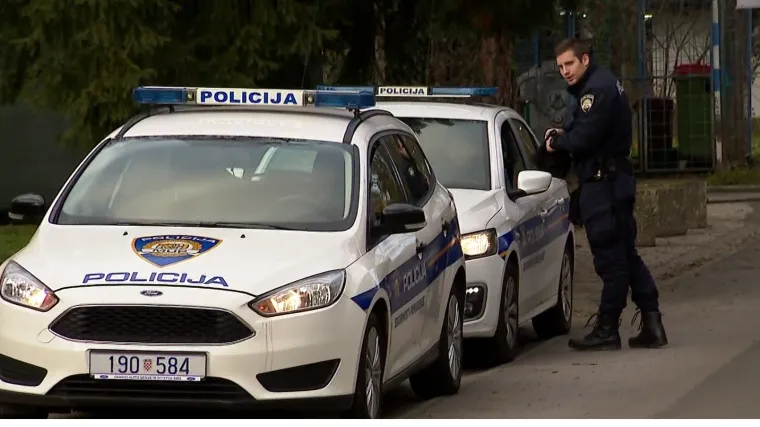 Diler poku&scaron;ao pregaziti policajce: Kod njega pronađeno oružje i droga