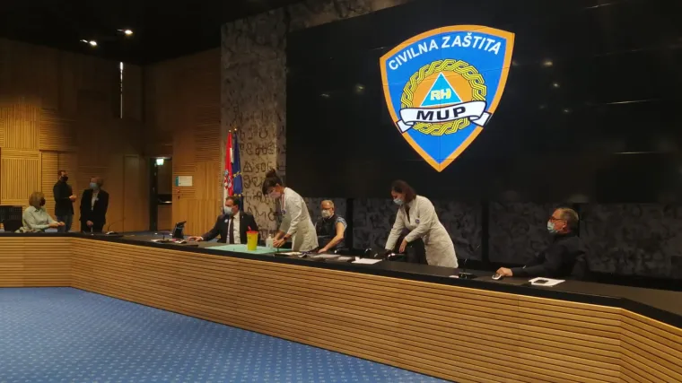 Članovi stožera se cijepili pred kamerama. Božinović: U ovom trenutku ne razmi&scaron;ljamo o popu&scaron;tanju mjera. Mnoge zemlje ulaze u novi lockdown