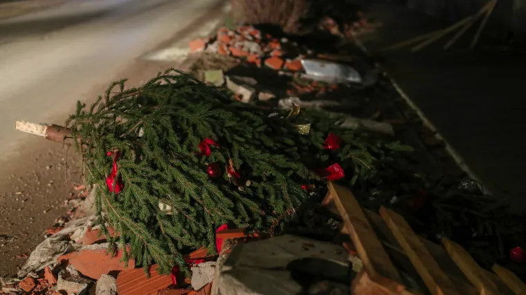 Tužni blagdani: Odbačeni okićeni bor među ru&scaron;evinama u Petrinji pokazuje sav očaj i tugu toga grada