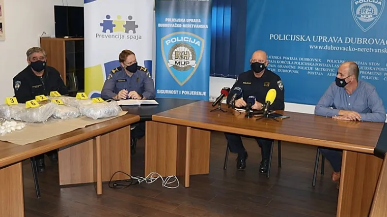 Policija uhitila &scaron;est osoba i zaplijenila veliku količinu droge
